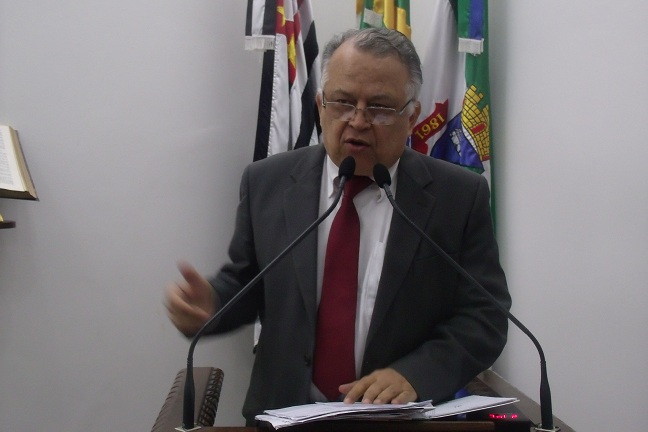 Dr Ernesto pede que CPFL conserte banco de praça danificado 