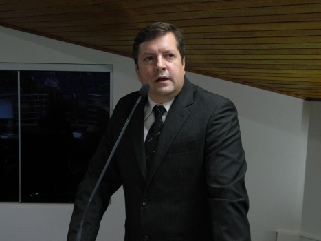 Alessandro Rios questiona cancelamento da reforma do Mercado Municipal