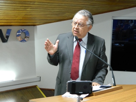 Ernesto Albuquerque quer saber as razões de obra em avenida