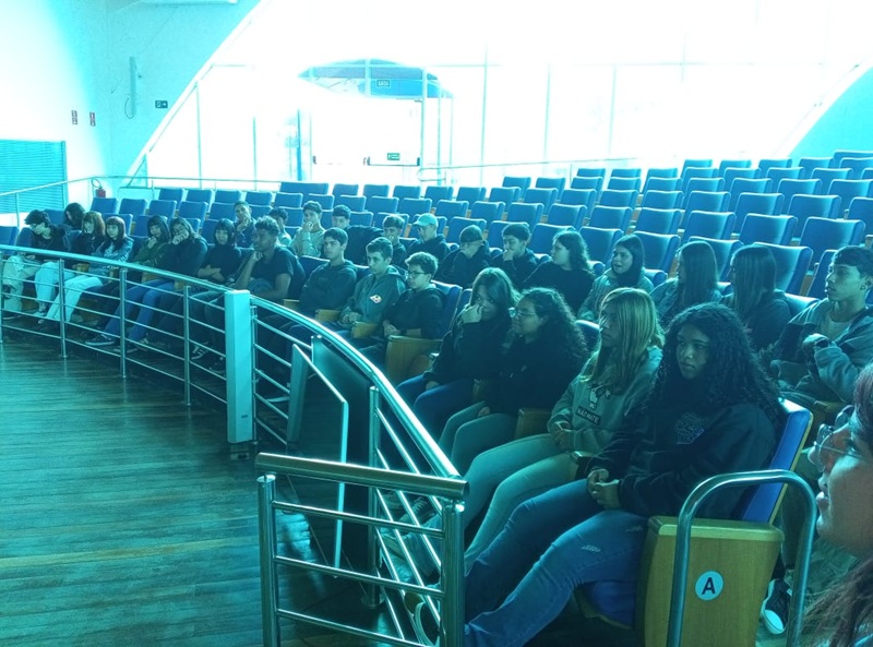 Mais uma escola visita as instalações da Câmara Municipal, a EE “Paulo Araújo Novaes”